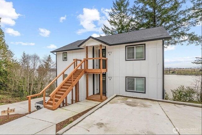 Photo - 572 Columbia St