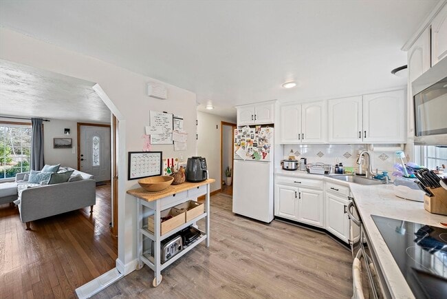 Photo - 95 Oriole Rd