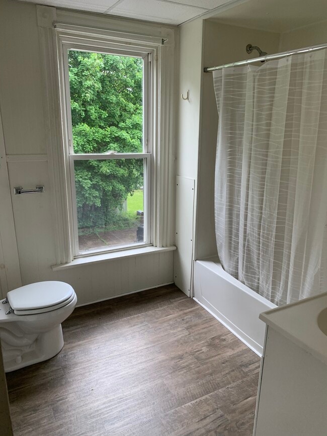 Baño - 7614 Collins St Unidad #2 upstairs