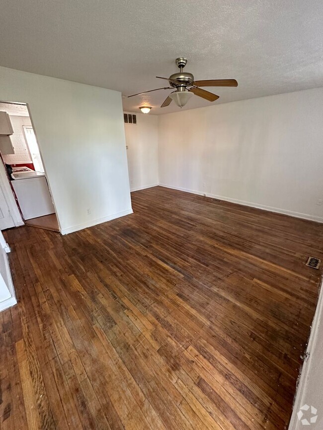Building Photo - 2 bed 1 bath Rental