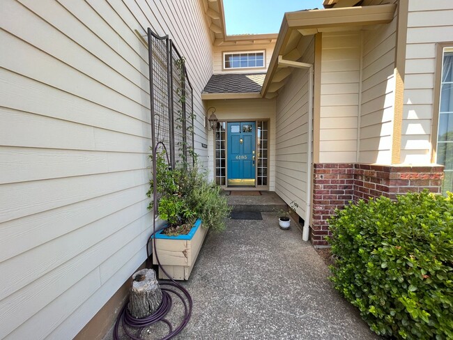 Photo - Beautiful 4Bd + 3Ba in Portland!! Offers Beautiful Outdoor Views and Great Gardening Backyards!!