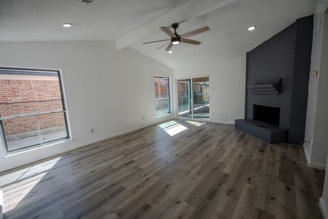 Building Photo - 4606 Meadowood Dr