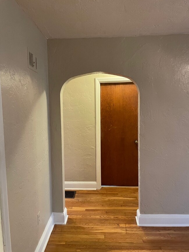 1037 6th St W