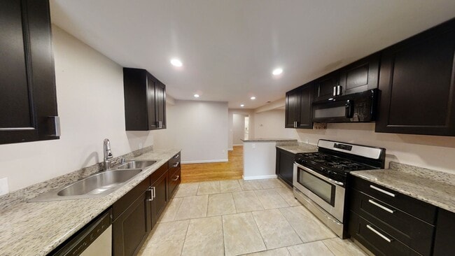 Photo - Spacious 8-Bedroom / 4-Bathroom Home Near ...