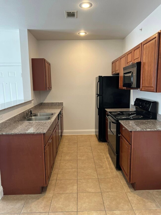 1 BR, 1 BA - 735 SF