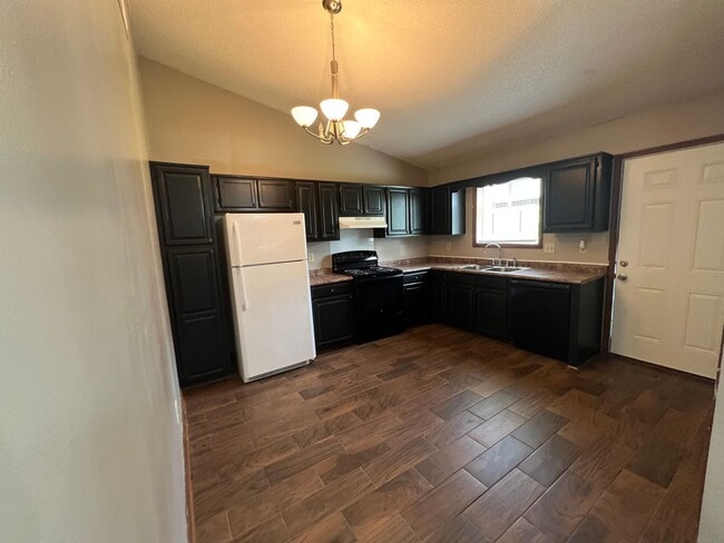 Photo - 725 Pinewood Dr