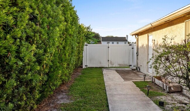 141 NE Naranja Ave