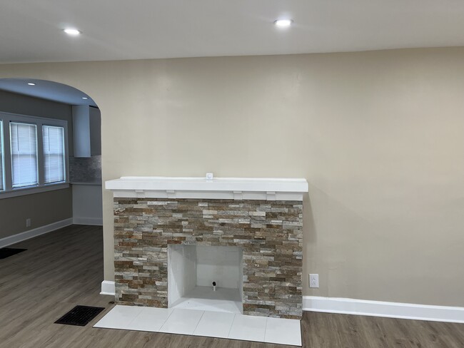 Photo - 623 W 40th St