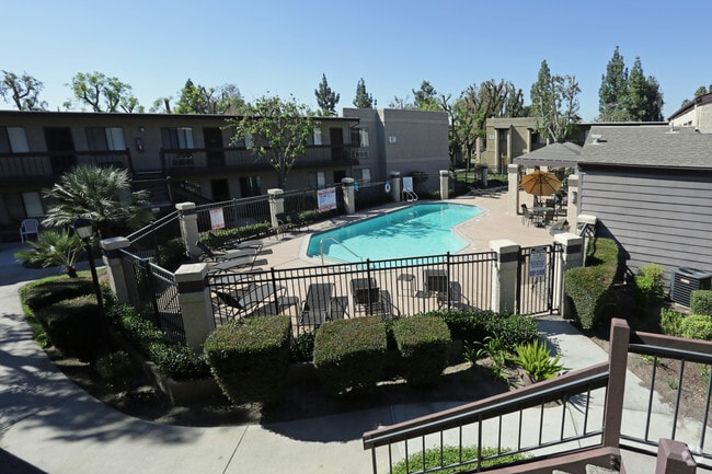 Piscina - Heritage Park Montclair Senior Apartments