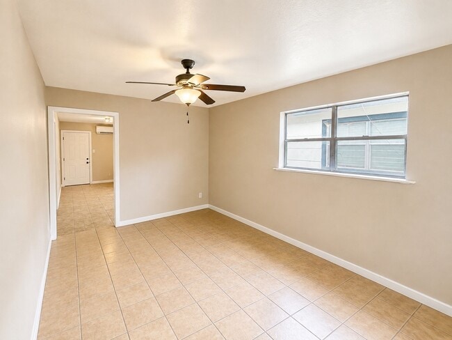Photo - 2401 Hadley St
