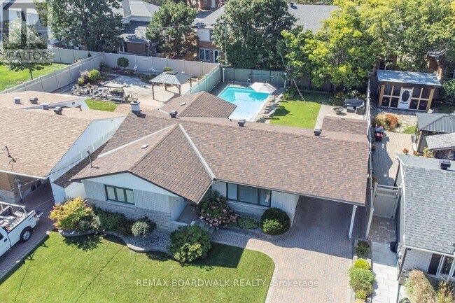 Photo - 1588 Maxime St