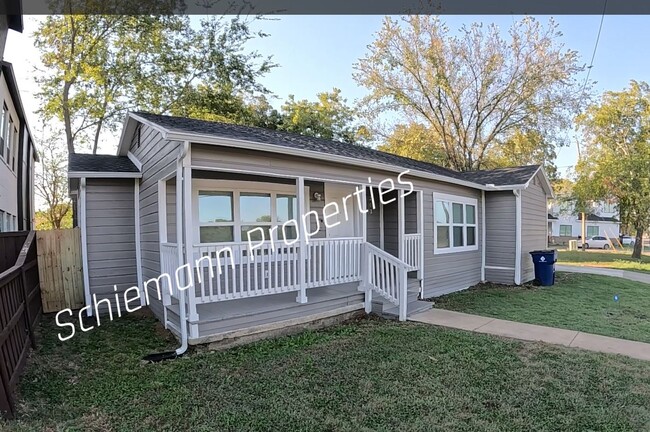 Photo - 202 N Getzendaner St