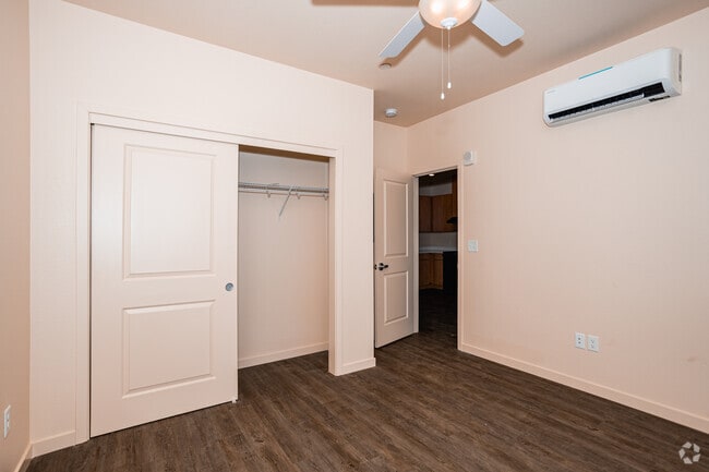 1BR, 1BA - 700SF