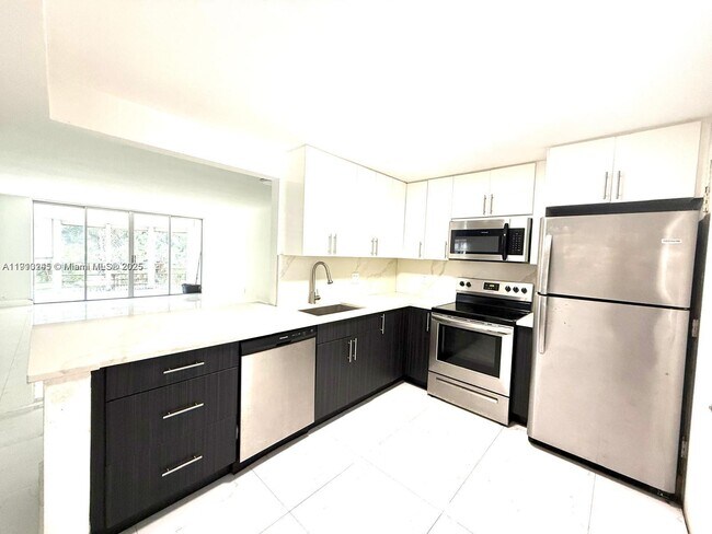 Building Photo - 1401 NE 191st St Unit D201