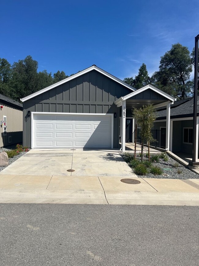 Building Photo - Brand New Build on Old Alturas - ALL Electric with City of Redding Solar!