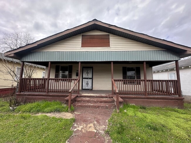 Building Photo - Charming 3-Bedroom, 1-Bathroom Home with Fenced Yard