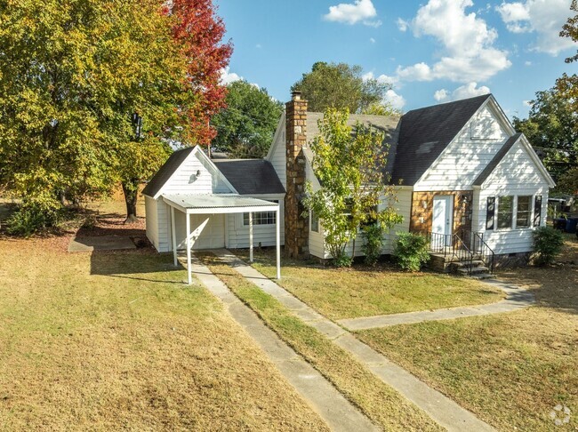 Building Photo - Freshly Updated 5 Bedroom House