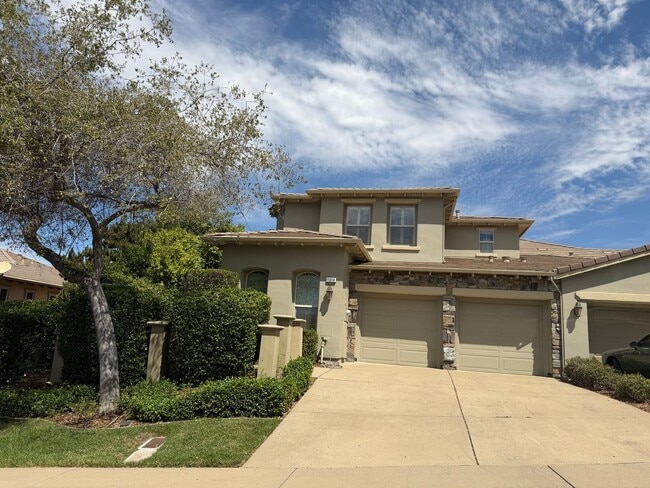 Building Photo - 3 bedroom Serrano home with view