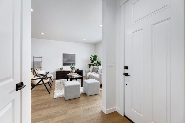 Building Photo - Modern 3 Bed 2 Bath Townhouse with Beautiful Finishes & Community Pool