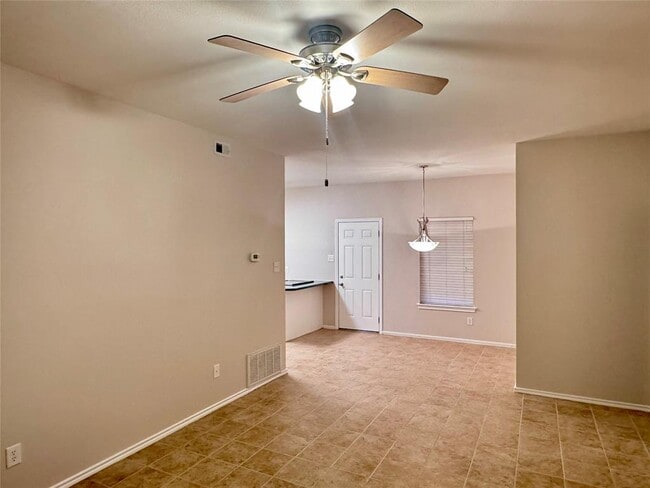 Photo - 614 Bent Wood Dr House