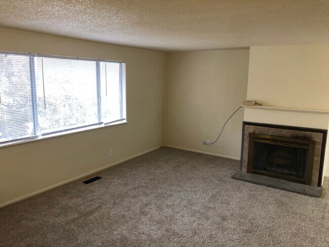 Photo - Large 3 Bed, 2 Bath Split Level Home in Newberg- Landscaping Included