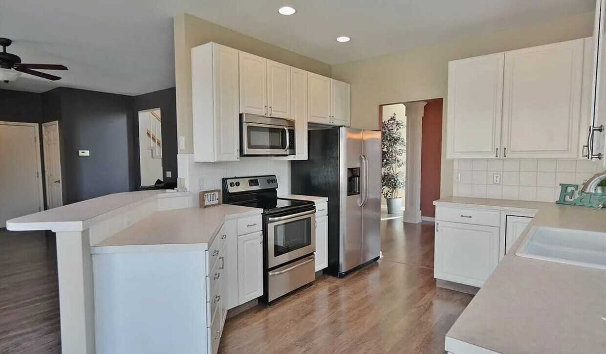 Modern 3 Bedroom 4 Bathroom Bellevue Home! - Modern 3 Bedroom 4 Bathroom Bellevue Home!