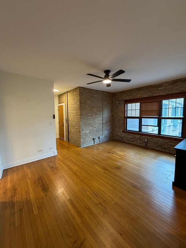 Building Photo - 7025 N Sheridan Rd Unit Apt 3N