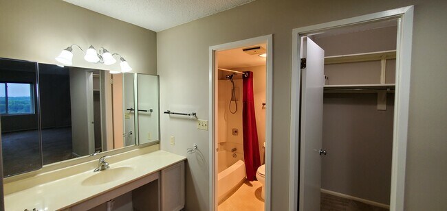 Photo - 8380 Greensboro Dr Unidad 722