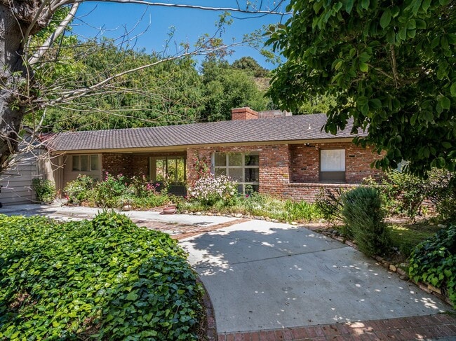 Building Photo - Classic Mid-Century home moments from Fryman Canyon