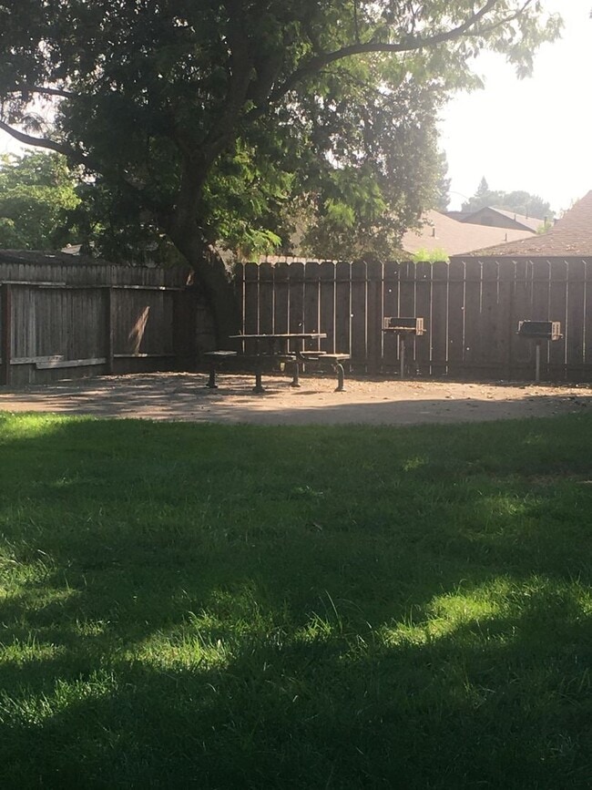 2 bed, one bath Duplex Private courtyard, ... - 2 bed, one bath Duplex Private courtyard, ...