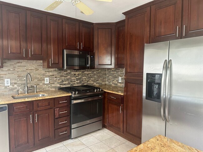 Updated Kitchen - 131 Country Club Dr Unit The Pointe