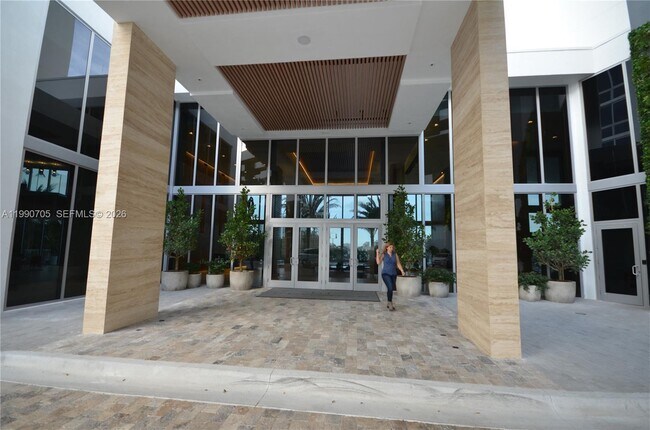 Building Photo - 16385 Biscayne Blvd Unit 518