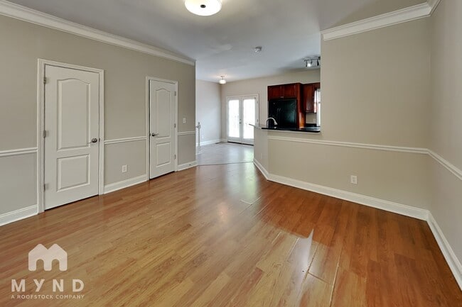 Building Photo - 302 Laurel Ave SW