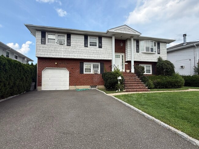 Building Photo - 1152 Tulip Ave Unit 1