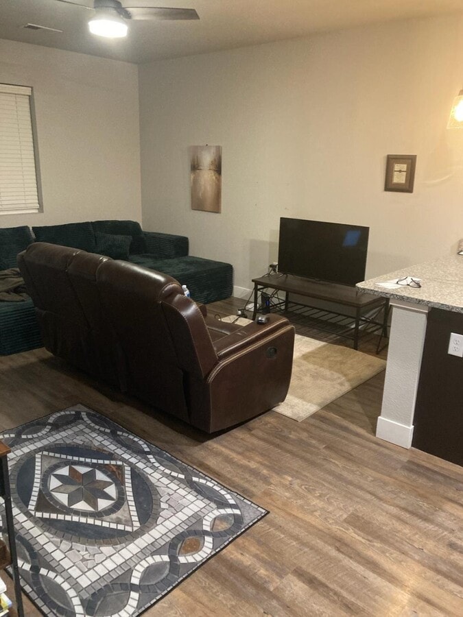 Photo - 911 E Oak St Unidad 513
