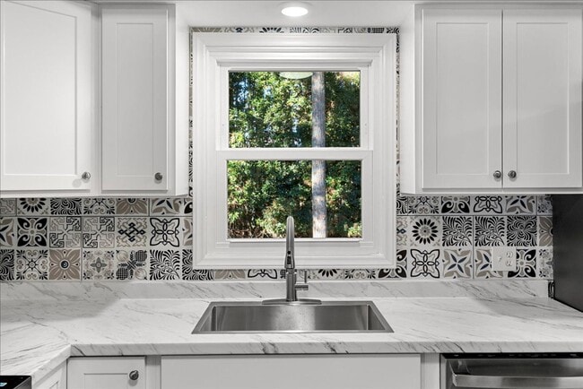 Photo - Lovely 3 Bedroom / 2 Bathroom Renovated Ranch Home for Rent