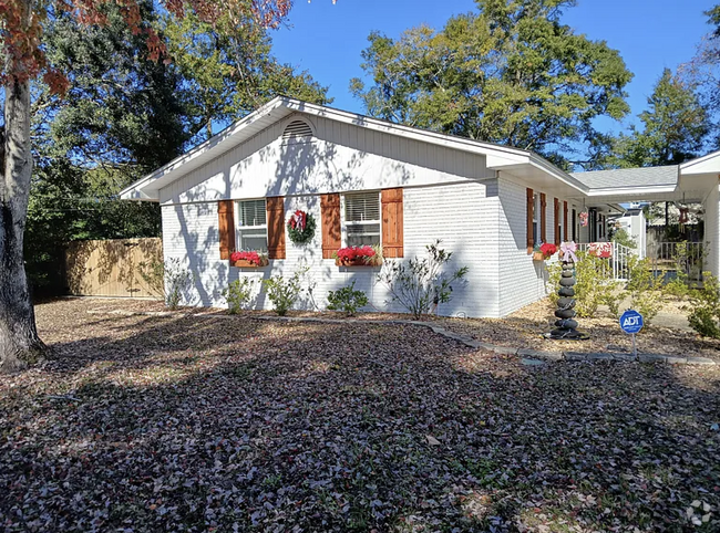 Building Photo - Charming Upgraded Cottage Near Pensacola’s... Rental