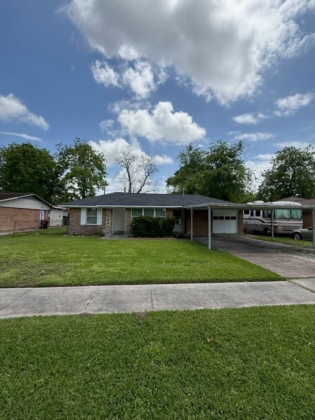 Building Photo - 407 Midway Dr