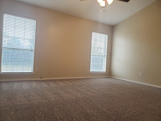 Photo - 2212 Carriage Hill