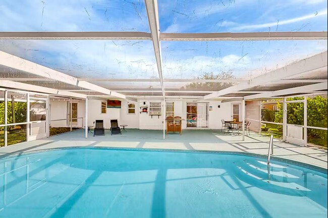 Building Photo - Pet-Friendly Home with Private Pool in Des...