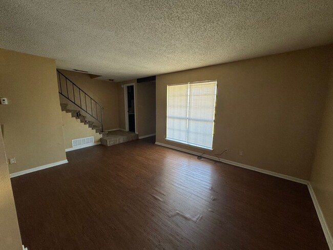 Photo - 1102 Covey Ln Unidad # B