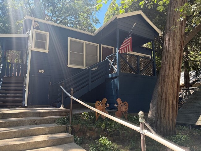 Building Photo - 2 Bedroom 1 Bath Super Cute.