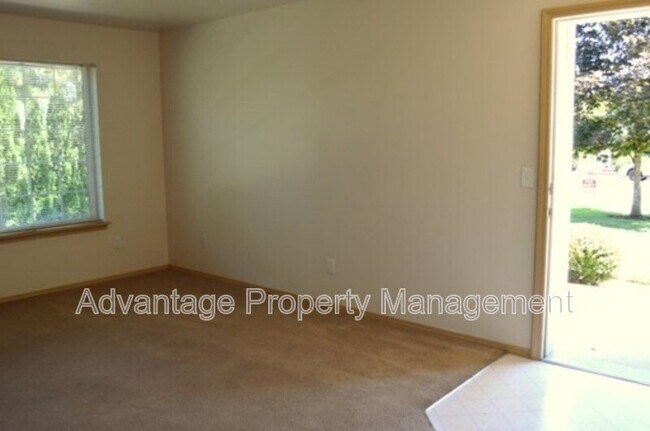 Photo - 739 Jackson St W