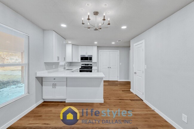 Photo - 717 Bonham St