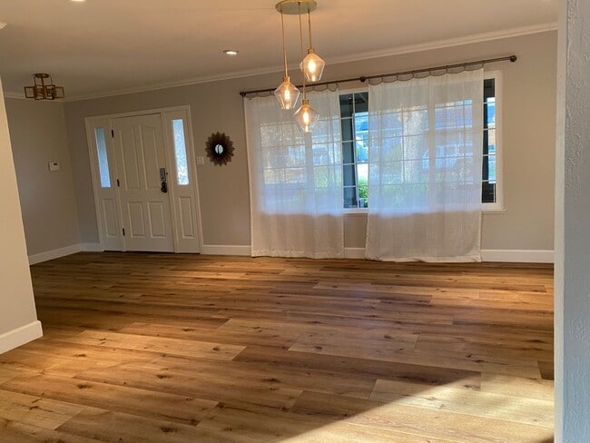 Photo - 385 Maureen Ln