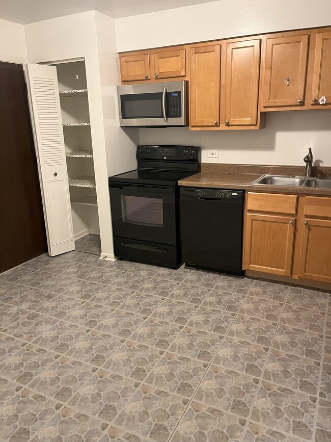 Kitchen - 2343 Ogden Ave Unit 1