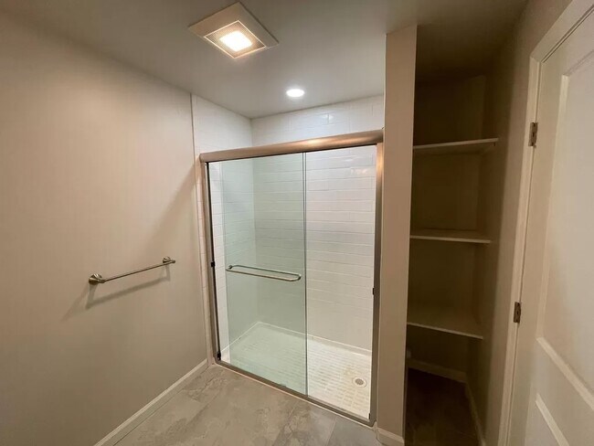 Photo - 122 E 55th St