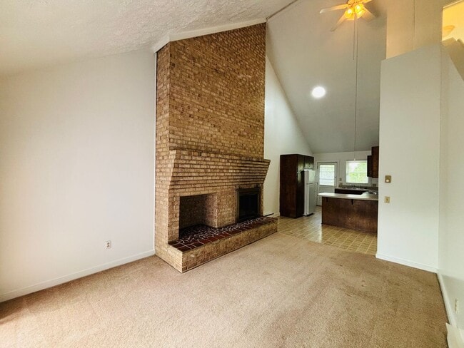 Photo - 525 Rainbow St NE