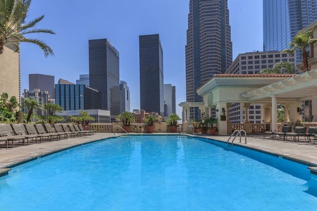 RESORT-STYLE SWIMMING POOL