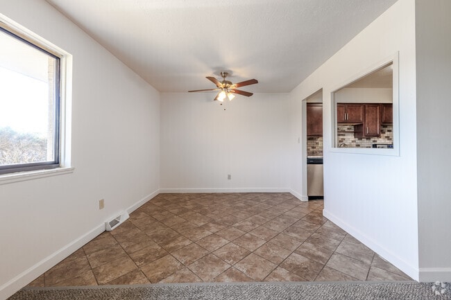 2BR, 1.5BA - 1040SF